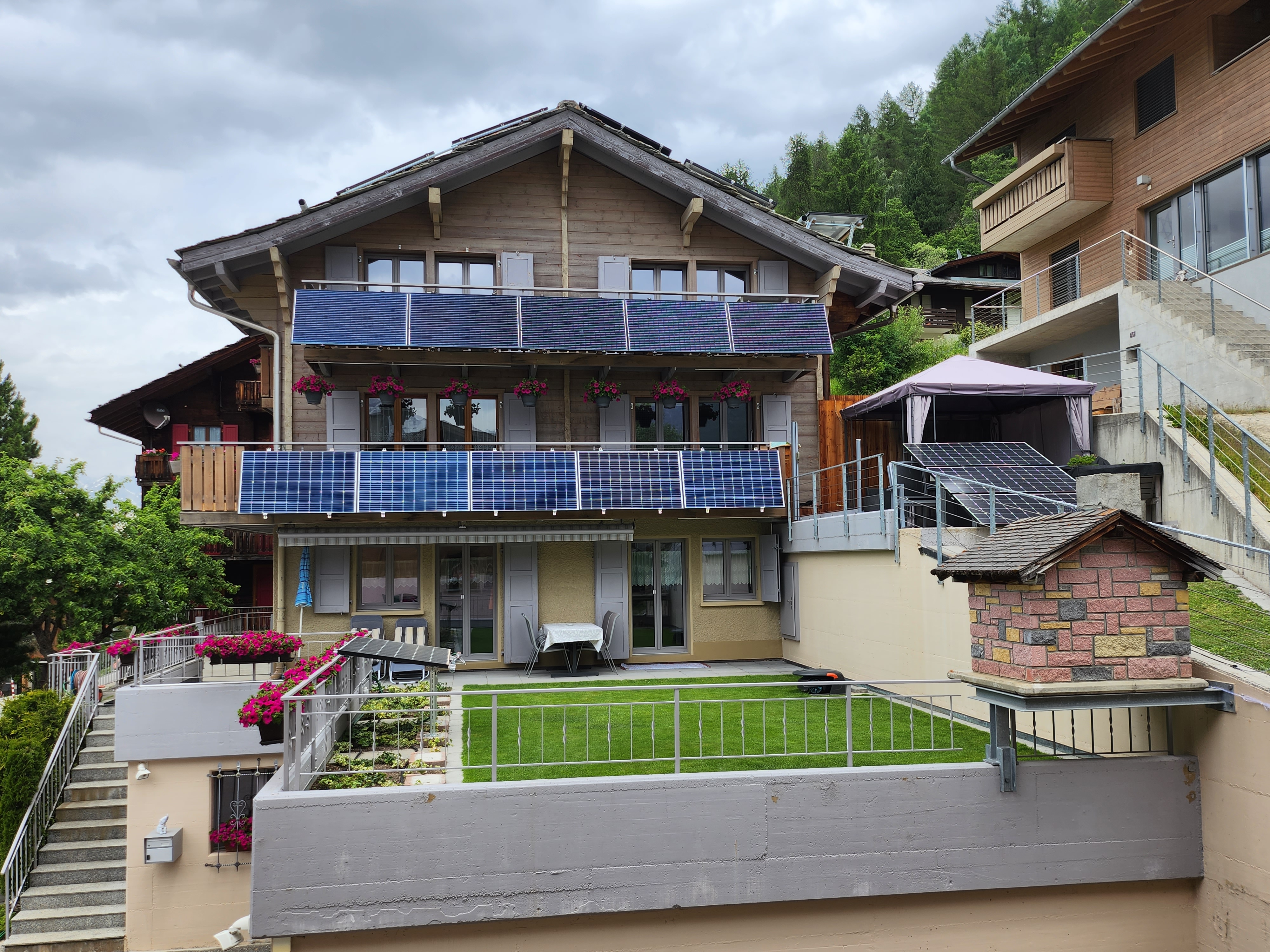 Terrasse mit Rasenplatz